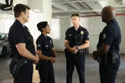 Der Schütze ist entkommen. Doch Bradford (Eric Winter, M.) schlägt Nolan (Nathan Fillion, l.), Harper (Mekia Cox, 2.v.l.) und Grey (Richard T. Jones, r.) einen Plan vor, wie sie ihn aufspüren können.