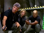 Das Stargate-Center wurde von Ausserirdischen übernommen. O´Neill (Richard Dean Anderson, li.), Carter (Amanda Tapping) und Teal´c (Christopher Judge) versuchen den Bunker zurück zu erobern...