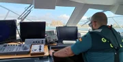 Ein wachsamer Kapitän auf einem Boot. (National Geographic für Disney/Jose Antonio Gavilán Tobal)