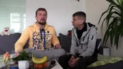 Der dreifache Vater Alex (26, li.) ist für ein paar Tage wieder in Rostock, um Zeit mit seinen Kindern zu verbringen.