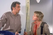 Manche Leute müssen einfach mehr Disziplin lernen! Schmidt ist völlig verschreckt, als Nikola mit einer Peitsche aus ihrer Wohnung geschossen kommt.