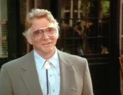 Max Teller (Steve Forrest) ist der stolze Eigentümer der ehemaligen Silbergräberstadt "Silverville".
