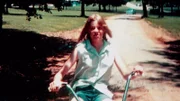 Aileen Wuornos war ein hübsches junges Mädchen, das sehr auf ihr Äußeres achtete. Laut ihrer Freundin war sie keineswegs durchweg böse. Doch ihre Kindheit war schwer belastet und sie sehnte sich vergebens nach Liebe und Zuneigung. Jedoch versuchte sie diese Sehnsucht auf eine Art zu stillen, die ihr das genaue Gegenteil bescherte. Schon in jungen Jahren wird Aileen mehrmals vergewaltigt.