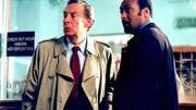 Die Frau des Anwaltes Jensen wurde erschossen. Briscoe (Jerry Orbach, li.) und Green (Jesse L. Martin) finden heraus, dass Jensen eine Affäre hatte. Offensichtlich war seine Frau dieser Beziehung auf die Schliche gekommen - für Jensen ein Motiv, seine Frau aus dem Weg zu räumen?