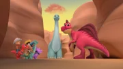 Heute sehen die Dino Ranchers etwas ganz Besonderes: Eine Herde Brontos, angeführt von der alten Betty. Die Rancher dürfen nicht zu nah ran, sonst könnte sich die Herde erschrecken und zerstreuen. Doch Min hört nicht auf die Warnung...