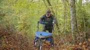 Der 92-jährige Gerhart Wissel mit dem von ihm entwickelten geländetauglichen Rollator.