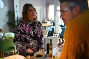 Daniela (Berrit Arnold) ärgert sich, dass Kilian am längeren Hebel sitzt. Rechts Henning (Stefan Bockelmann) +++ Die Verwendung des sendungsbezogenen Materials ist nur mit dem Hinweis und Verlinkung auf RTL+ gestattet.