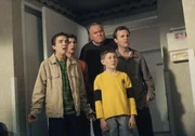 Malcolm (Frankie Muniz, li.), Reese (Justin Berfield, 2.v.li.), Dewey (Erik Per Sullivan, mi.) und die Krankenhausmitarbeiter sehen entgeistert zu, wie ihr Vater eine schwerkranke Frau abküsst, in dem Glauben, es sei seine Frau Lois.