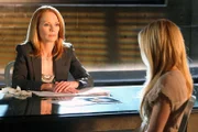 Catherine (Marg Helgenberger, li.) versucht Emily (MacKenzie Mauzy) davon zu überzeugen, DNA-Material zur Verfügung zu stellen.