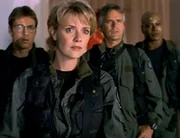 Jackson (Michael Shanks, li.), Carter (Amanda Tapping), O´Neill (Richard Dean Anderson) und Teal´c (Christopher Judge, re.) folgen Narim auf seinen Planeten. Sie sollen an einer 'Triade' teilnehmen...