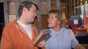 Nikola (Mariele Millowitsch) und Tim (Oliver Reinhard) finden ein altes Buch im Keller und sind sich nicht ganz einig, wem "Der Schatz im Silbersee" eigentlich gehört.