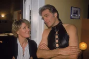 Dr. Schmidt (Walter Sittler) muss Nikola (Mariele Millowitsch) gestehen, dass er sich eigentlich um sie gesorgt hat und deswegen an ihrem vermeintlich neuem Hobby teilhaben wollte.
