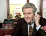 Der Comiczeichner Dayton Whitting (Patrick Macnee) möchte seinem Erzrivalen Stan Hatter eins auswischen und hat deshalb einen Privatdetektiv engagiert. Der soll den Cartoonisten ausspionieren.