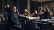 Die Ereignisse führen die Berliner Kommissare zu Ihren Kollegen nach München, wo sie sich im Konferenzraum beraten und gemeinsam Pizza essen, v.li.: Jonathan Hutter als Korbinian Kirchner, Jürgen Vogel als Robert Heffler, Jürgen Tonkel als Paul Böhmer, Katharina Böhm als Vera Lanz, Aybi Era als Mavi Neumann