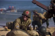 Kampfsanitäter Waverly Woodson Jr. (gespielt von Francesco Di Rauso) kümmert sich um die Verwundeten in einer Szene einer historischen Nachstellung des Zweiten Weltkriegs für "Erased: WW2's Heroes of Color". Waverly Woodson Jr. war ein Kampfsanitäter, der mit dem 320th Barrage Balloon Battalion am D-Day diente.