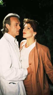 Klinik-Verwaltungschefin Irene Kadenbach (Claudia Wenzel) und Dr. Christian Roehrs (Siemen Rühaak) haben ein Verhältnis.