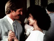 Cody (Perry King) lernt auf dem 'Ball der einsamen Herzen' Sheila (Marta DuBois) kennen.