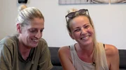 Mel (li.) stellt ihre Partnerin Natascha vor. Beide erinnern sich an ihr Kennenlernen.