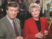 Jessica (Angela Lansbury) ermittelt gemeinsam mit Sheriff Metzger (Ron Masak) in einem Mordfall.