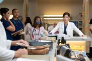 Dr. Lauren Bloom (Janet Montgomery, r.)