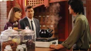 Eine Spur führt Brennan (Emily Deschanel) und Booth (David Boreanaz) in den chinesischen Kräutershop von Ming Tsou (Jack Yang, r.), der tatsächlich wertvolle Informationen für ihre Ermittlungen hat.