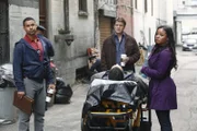 Spekulieren am Tatort, wie und warum der junge Mann ermordet wurde: Lanie Parish (Tamala Jones, r.), Javier Esposito (Jon Huertas, l.) und Richard Castle (Nathan Fillion, M)