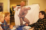 Nikola "Das Knie seines Lebens". Im Bild: Tim (Oliver Reinhard, re.) weiß nicht so recht, was er von dem extravaganten Geschenk seines Vaters (Adolf Laimböck, mi.) halten soll. Elke (Jenny Elvers, ganz li.) und Nikola (Mariele Millowitsch) auch nicht.