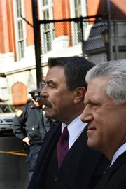 Frank (Tom Selleck, l.) und Garrett Moore (Gregory Jbara, r.) müssen die Wogen glätten, nachdem ein Verbrecher in der Untersuchungshaft durch die Hand eines Polizisten ums Leben kommt ...