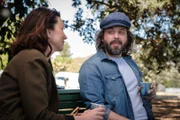 Edith Chalmers (Anita Hegh, l.); Dom Chalmers (Angus Sampson, r.)