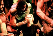 Sam (Amanda Tapping, mi.) wird zu Apophis gebracht, der sofort den Erinnerungschip hinter ihrem Ohr entdeckt...