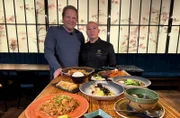 Björn Freitag (l) erfährt von Kim Cuong Phan welche Zutaten die verschiedenen asiatischen Küchen und Gerichte verbinden.