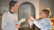 Schmidt (Walter Sittler) will seine erste OP mit der linken Hand an einem toten Hühnchen üben und bittet Nikola (Mariele Millowitsch), ihm zu assistieren. Doch die albert mit dem "Patienten" lieber rum.
