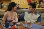 Mia (Emmanuelle Vaugier, l.); Charlie Harper (Charlie Sheen, r.)
