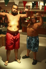 Mac (Rob McElhenney, l.); Frank Reynolds (Danny DeVito, r.)