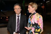 Yvonne (Gisa Zach) muss angespannt hinnehmen, dass sich Gerner (Wolfgang Bahro) wieder in die Arbeit stürzt.