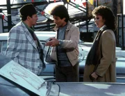 Amanda (Kate Jackson, r.) versucht, Angelo (George Chakiris, M.) davon abzuhalten, bei einem Händler (Darsteller unbekannt, l.) einen Gebrauchtwagen zu kaufen und die Stadt zu verlassen.