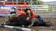 Amy (Amber Marhall) zeigt in der Arena ihr Könne, was den Umgang mit Problempferden angeht.