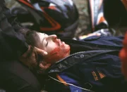 Kathrin (Julia Cencig) war mit ihrem Mann auf einem Ausflug mit ihren Crossmotorädern. Bei einem Sprung über eine Schlucht stürzt Kathrin schwer. Ihr Mann Bernd hat ihr wider besseren Wissens den Helm abgenommen und ihr dadurch das Genick gebrochen.