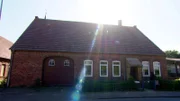 Endlich ein eigenes Zuhause. Robert und Martina erfüllen sich den Traum vom Eigenheim mit einem alten bauernhaus neben dem Friedhof. In nur vier Monaten müssen er und seine Ehefrau einziehen.