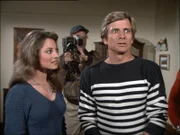 Leider gibt es keine bessere Lösung und Face (Dirk Benedict, re.) muss Jackie Taylor (Janice Heiden, li.) heiraten, um sie vor ihrem Verlobten zu retten. Murdock (Dwight Schultz, hinten mi.) hält die Zeremonie fest...