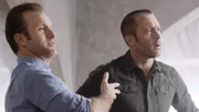 "Hawaii Five-0", "Hawaiianische Holzrose." Klippenspringer haben in einer Lagune die Leiche des Privatdetektivs Leighton Prewitt entdeckt. Das Team findet heraus, dass Prewitt auf der Suche nach einem seit zwei Jahren verschollenen Mann war. Während Alex und Steve über dessen mysteriöses Verschwinden rätseln, führen sie die Ermittlungen in den Urwald, wo sie auf den charismatischen Guru einer Sekte stoßen. Jessie gerät indessen in ein gefährliches Spiel mit Gangsterboss Hideki Tashiro.Im Bild (v.li.): Scott Caan (Danny 'Danno' Williams), Alex O'Loughlin (Steve McGarrett).