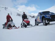 Dan Lang (l.) und Daniel Bodean wollen mit ihren Schneemobilen gegen einen VW Touareg antreten, der für die Rallye Dakar konstruiert wurde.