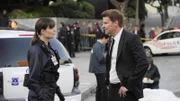 Booth (David Boreanaz) schildert Brennan (Emily Deschanel), wie Heather Taffet erschossen wurde. Den beiden fällt auf, dass die Kugel aus sehr weiter Entfernung abgefeuert wurde und nur wenige Scharfschützen dazu in der Lage sind.