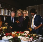 Bei so einem tollen Buffet fällt Werner (Peter Weck, l.), Bille (Maria Sebaldt, 2. v. l.), Inge (Angela Van Moll, 2. v. r.) und Wolfgang (Herbert Herrmann, r.) die Auswahl schwer.