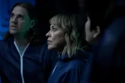 DS Michael McAndrews (Jamie Sives, l.), DI Annika Strandhed (Nicola Walker, M.) und DC Blair Ferguson (Katie Leung, r.) nehmen das Haifischbecken mit dem ermordeten Milliardär Fabian Hyde in Augenschein.