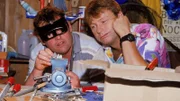 In einer Nacht- und Nebel-Aktion feilen Benno (Willi Thomczyk, l.) und Lothar (Rene Heinersdorff) die den Duschmarken ähnelnden Metallstücke zurecht, um so lange wie möglich kostenlos warm zu duschen.