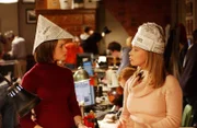 Als Rory (Alexis Bledel, l.) aus den Semesterferien zurückkommt, muss sie entsetzt feststellen, dass Paris (Liza Weil, r.) gar nicht wie gedacht im Skiurlaub war, sondern die ganze Zeit mit ihrer Affäre, dem 60-jährigen Professor, verbracht hat ...