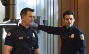 Bobby Nash (Peter Krause, l.); Eddie Diaz (Ryan Guzman, r.)