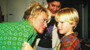 Rita (Gaby Köster, li.) versucht Markus (Marius Theobald) zu trösten. Alle lachen ihn wegen seiner Zahnklammer aus. Gisi (Franziska Traub) ist fasziniert von Ritas "Streicheleinheiten".
