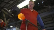 Hausbau, Fototechnik oder Handydisplay: Glas ist ein Alleskönner mit langer Tradition.; Doch wie genau entsteht Glas?